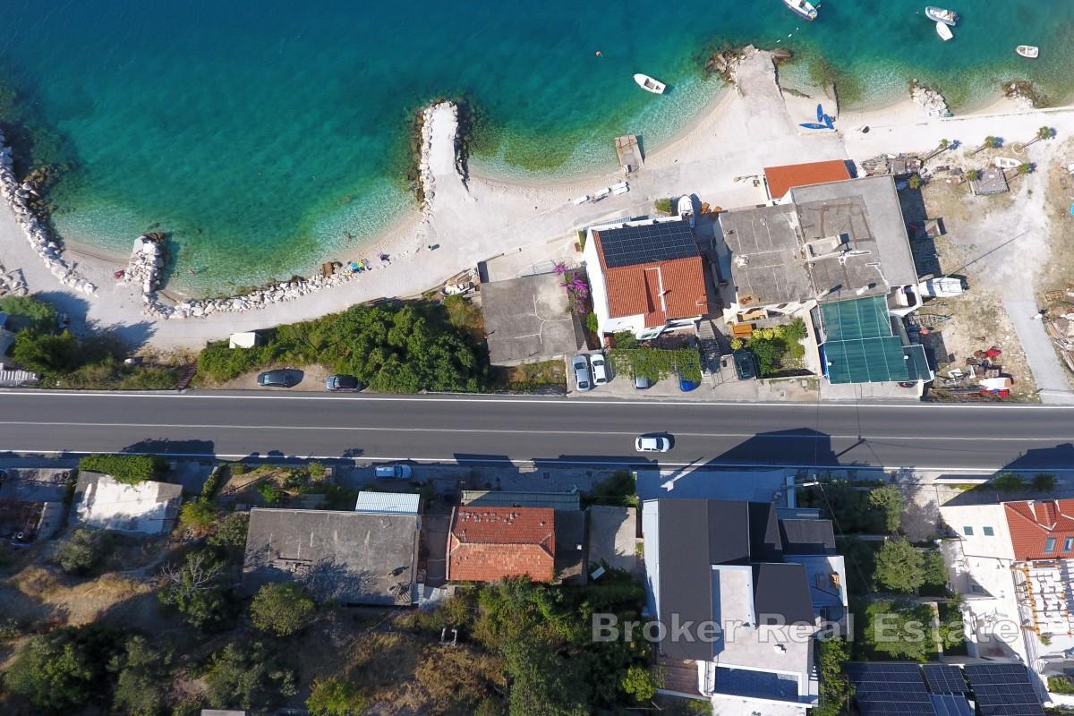 Leilighet med garasje for totalrenovering i andre rad fra sjøen