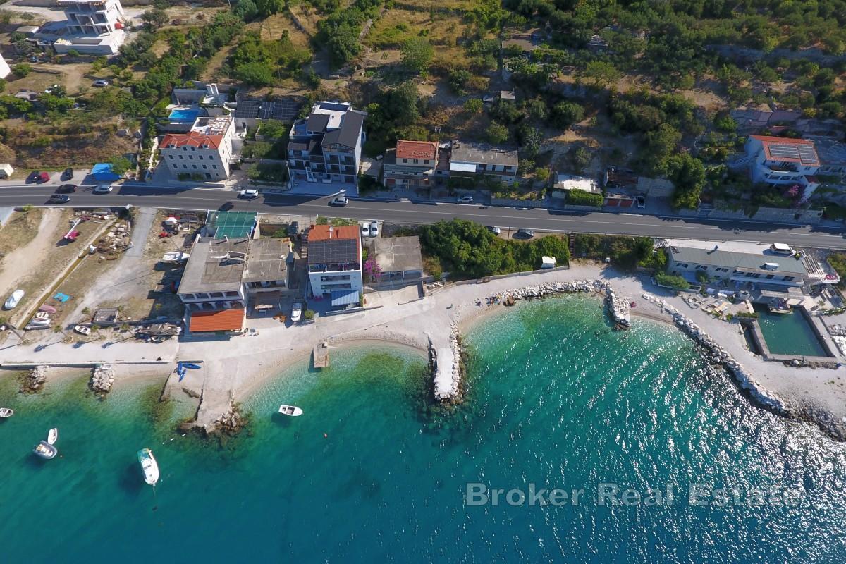 Apartmán s garáží k kompletní rekonstrukci ve druhé řadě od moře