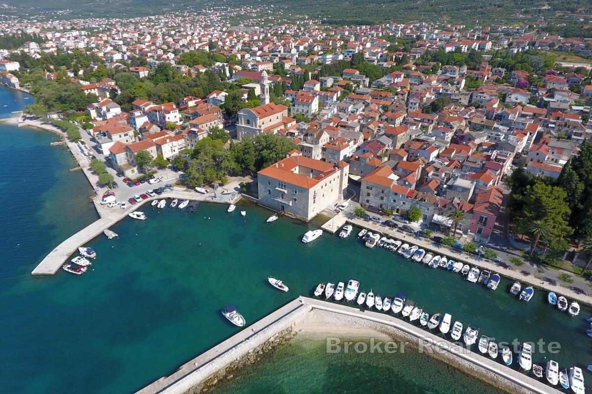 Casa tradizionale in pietra con giardino