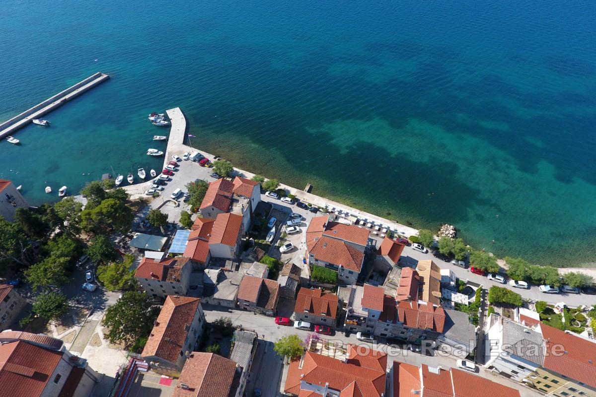 Casa tradizionale in pietra con giardino