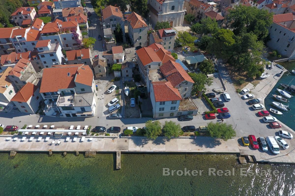 Casa tradizionale in pietra con giardino