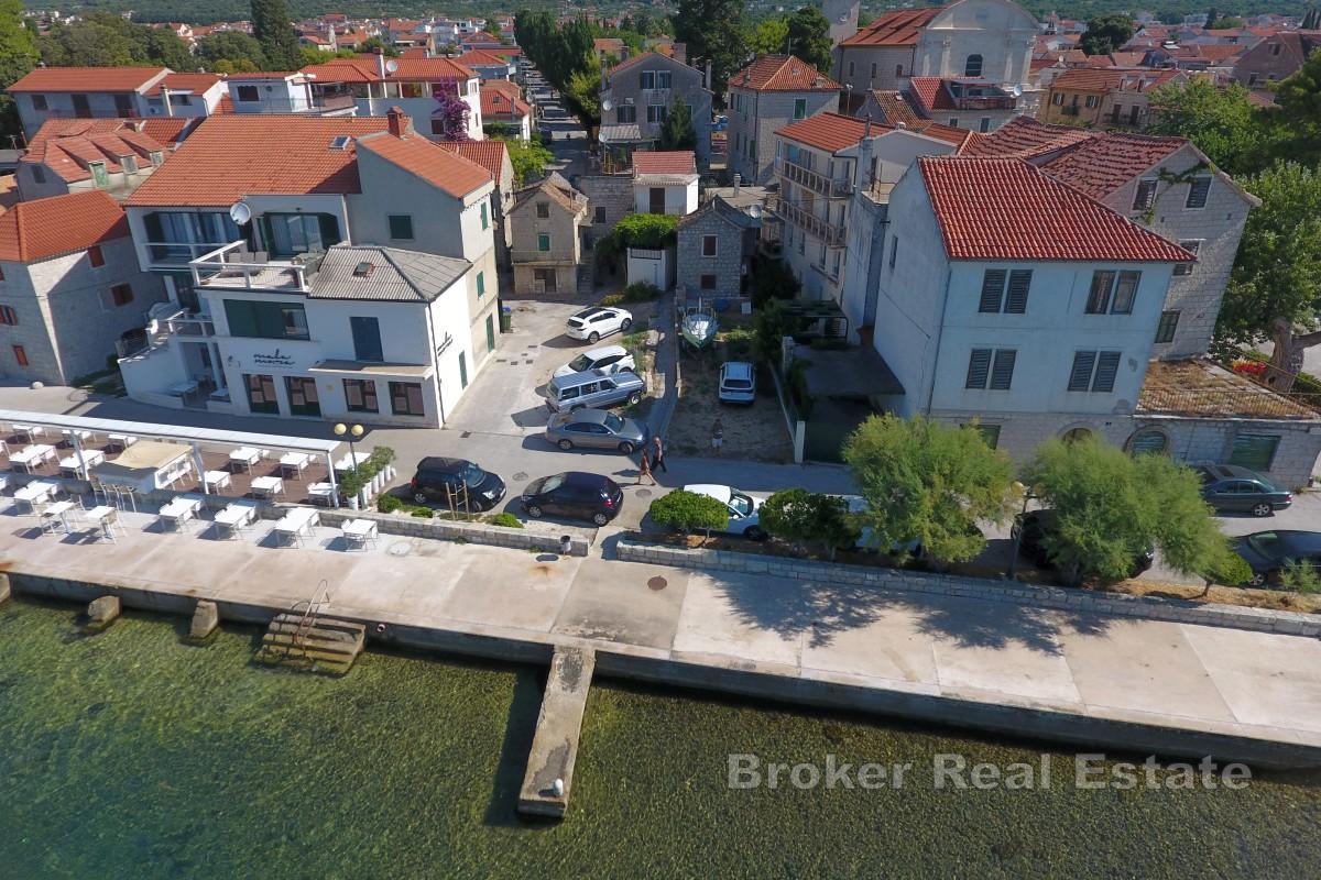 Casa tradizionale in pietra con giardino