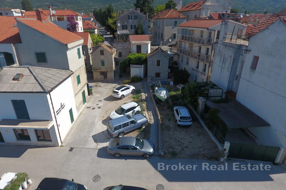 Casa tradizionale in pietra con giardino