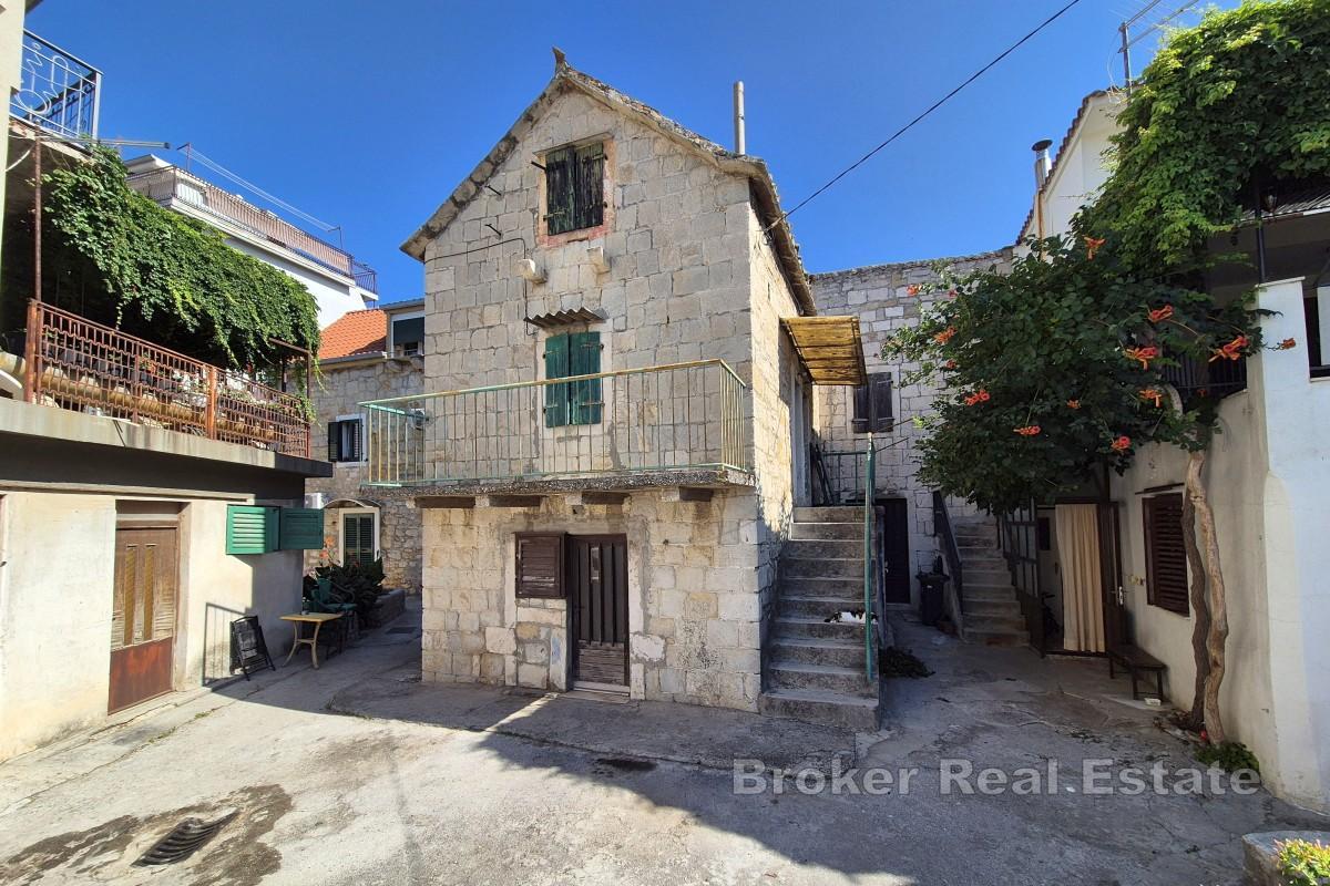 Casa tradizionale in pietra con giardino