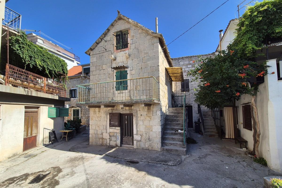 Traditionellt stenhus med trädgård