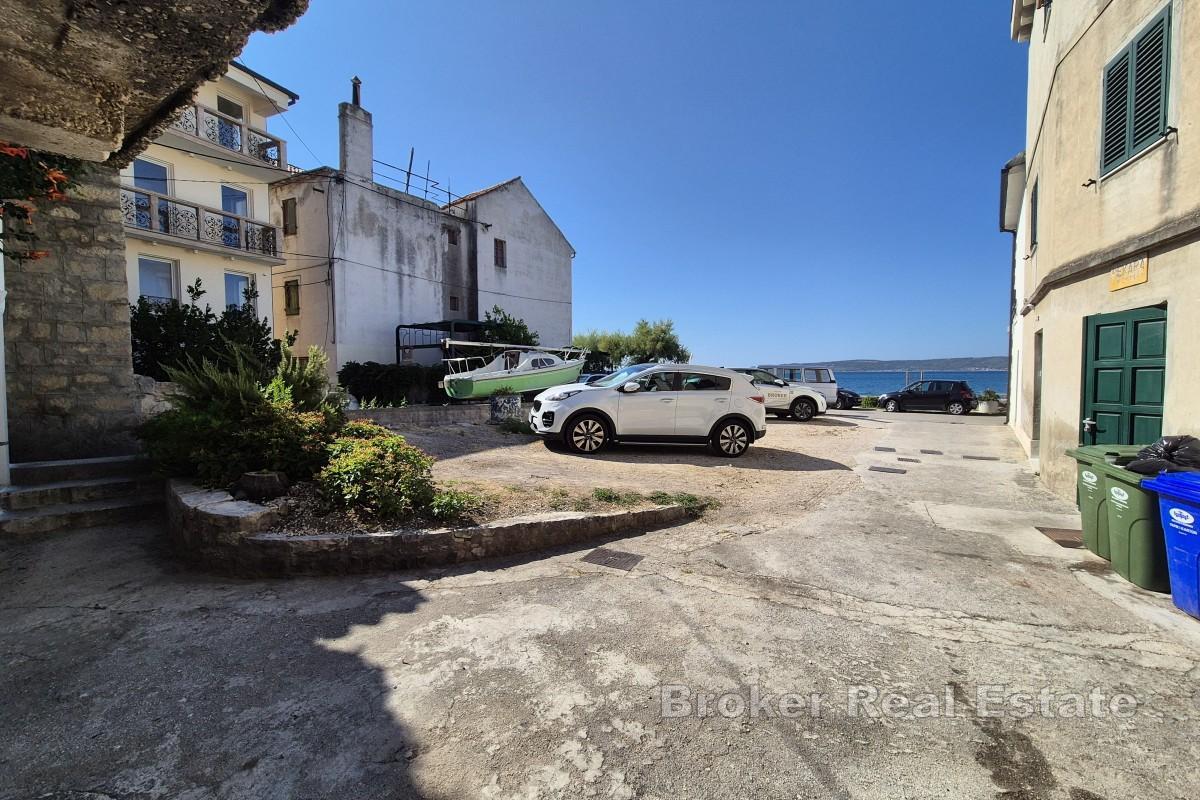 Casa tradizionale in pietra con giardino