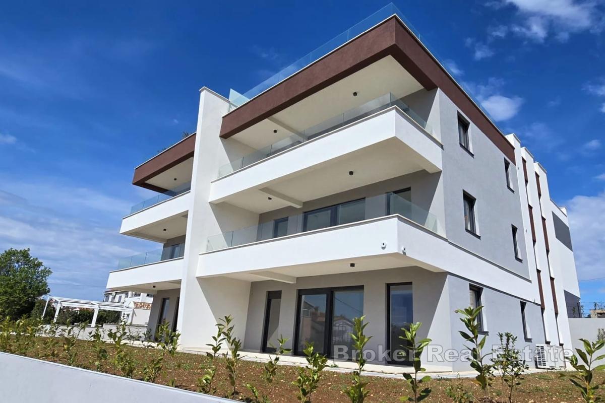 Appartements modernes de trois chambres dans un immeuble neuf