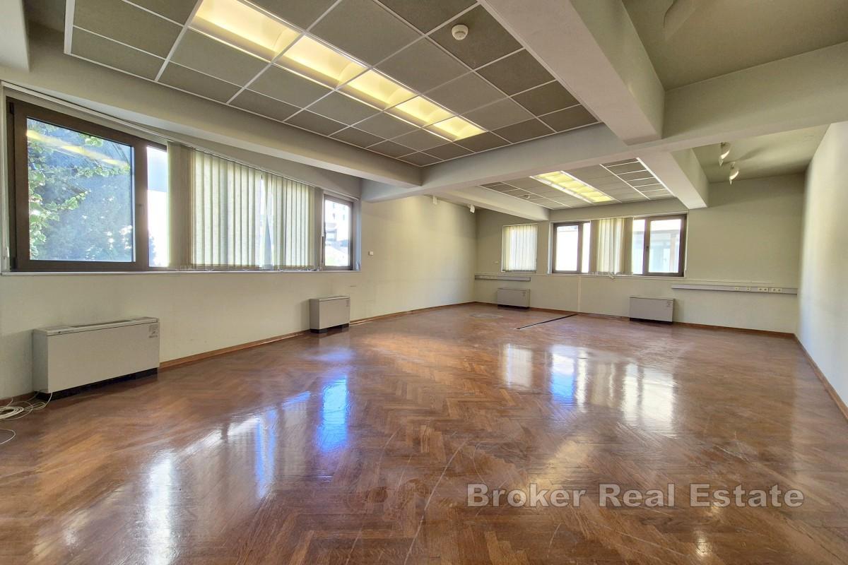 Nowoczesne biura w sercu kompleksu uniwersyteckiego