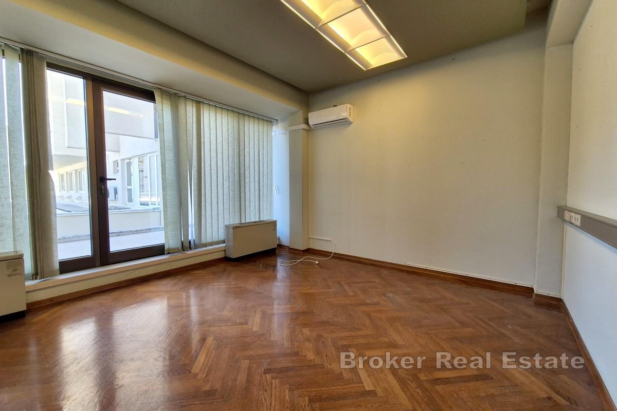 Nowoczesne biura w sercu kompleksu uniwersyteckiego