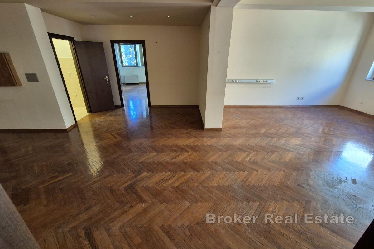 Nowoczesne biura w sercu kompleksu uniwersyteckiego