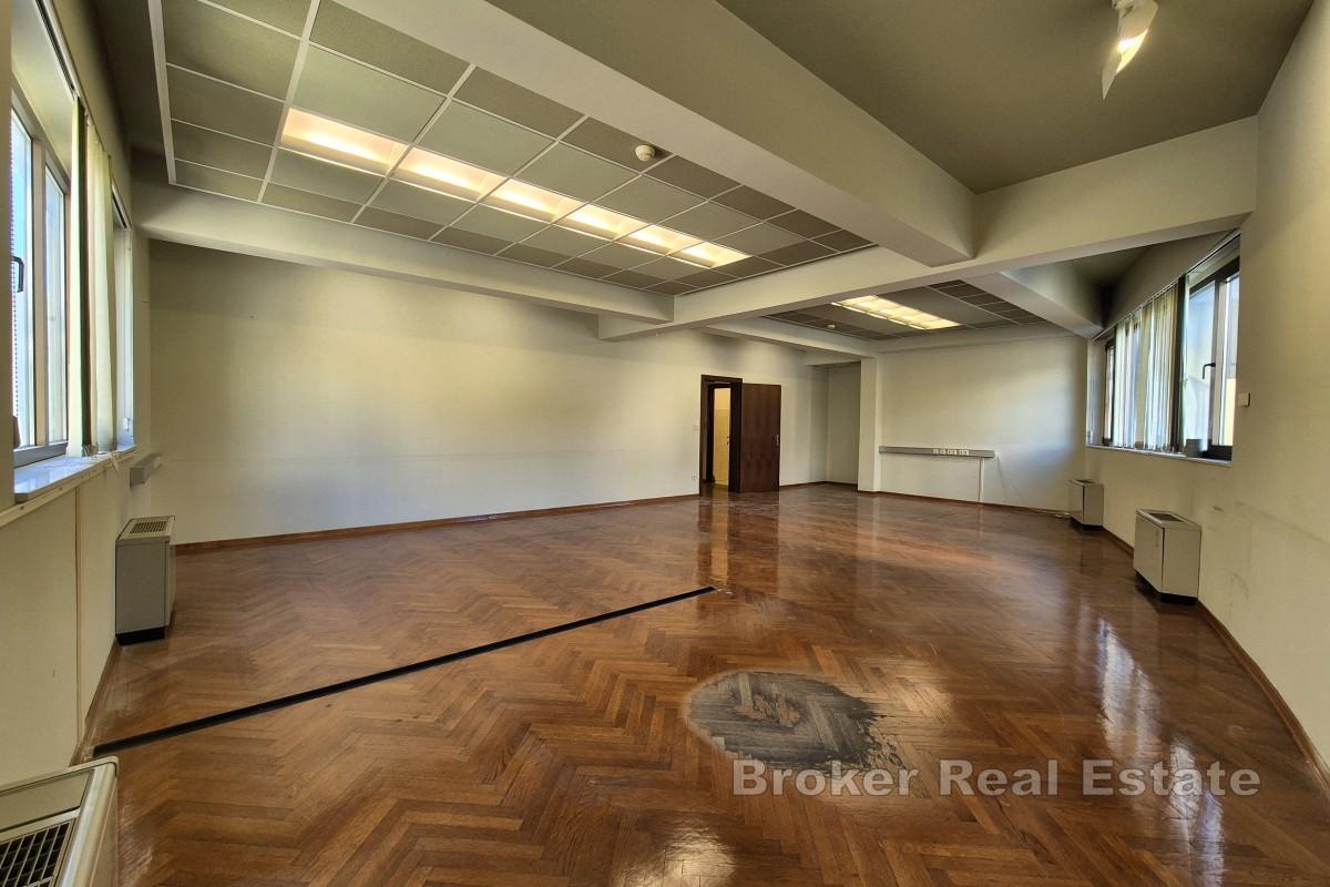 Nowoczesne biura w sercu kompleksu uniwersyteckiego