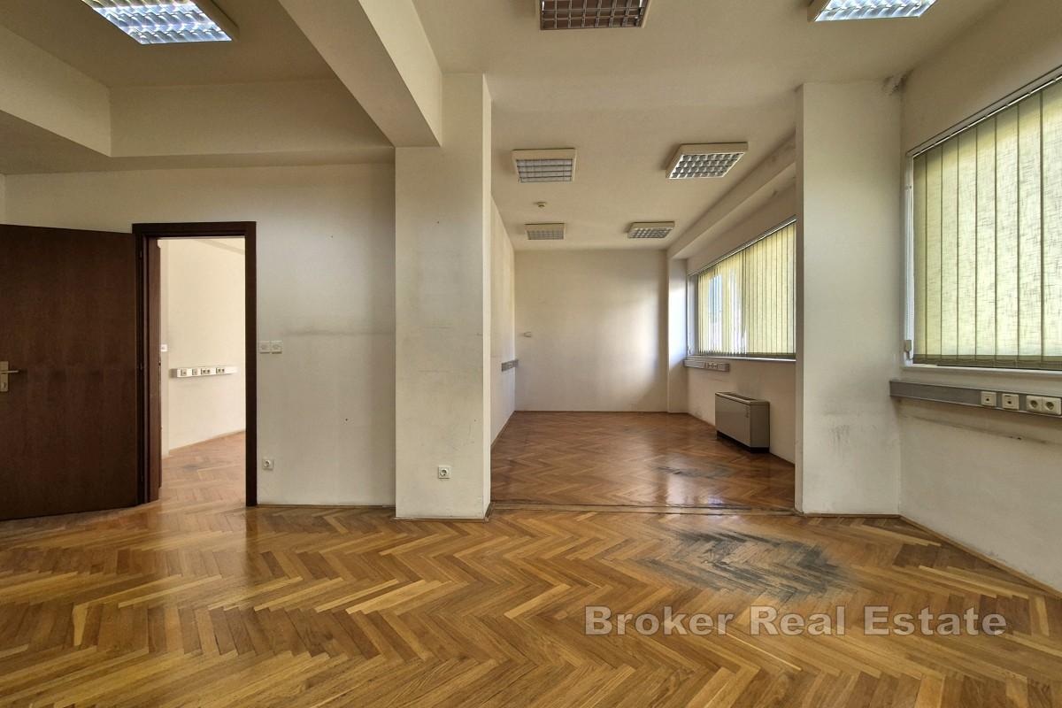 Nowoczesne biura w sercu kompleksu uniwersyteckiego