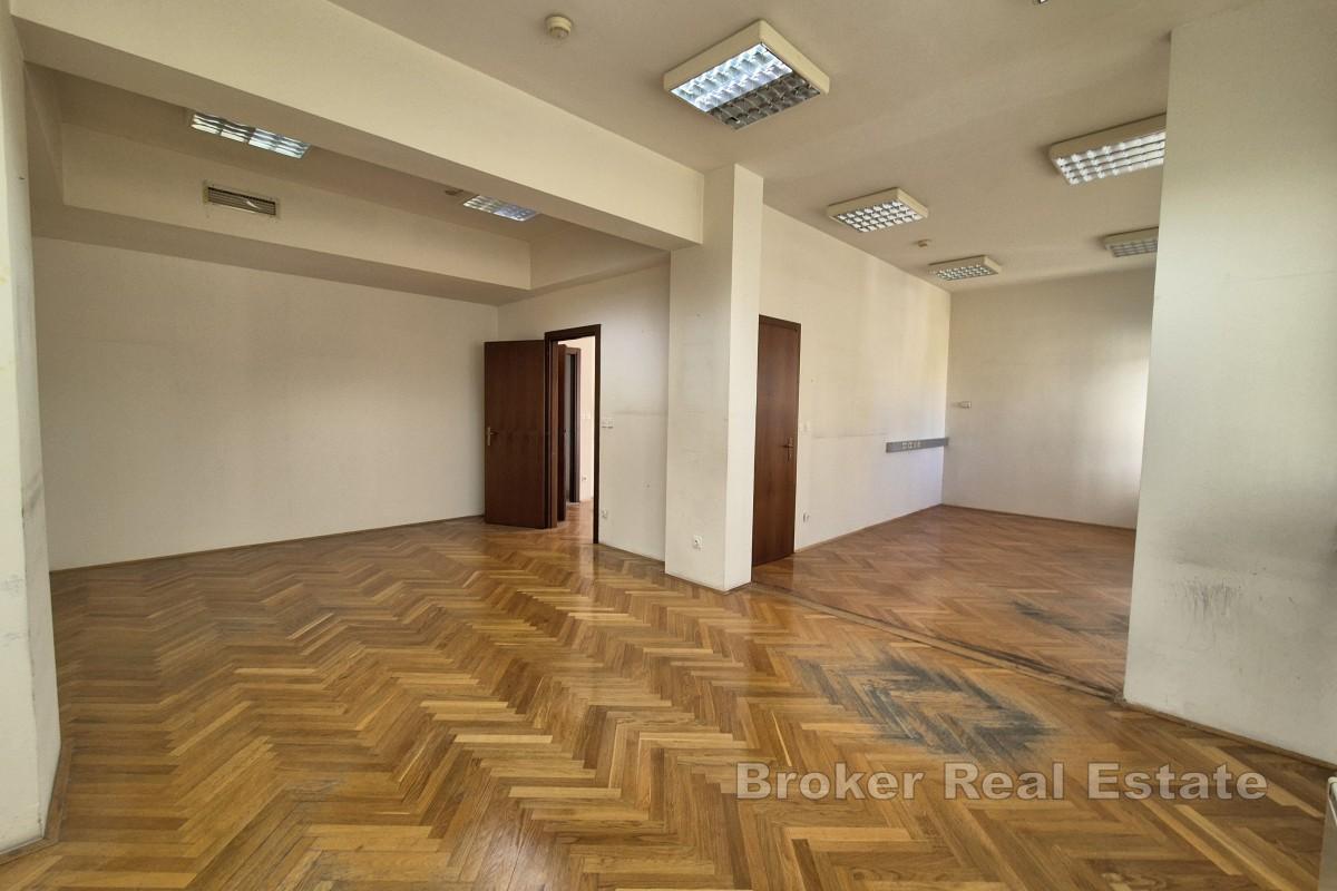 Nowoczesne biura w sercu kompleksu uniwersyteckiego