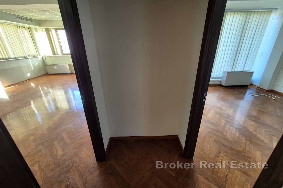 Nowoczesne biura w sercu kompleksu uniwersyteckiego