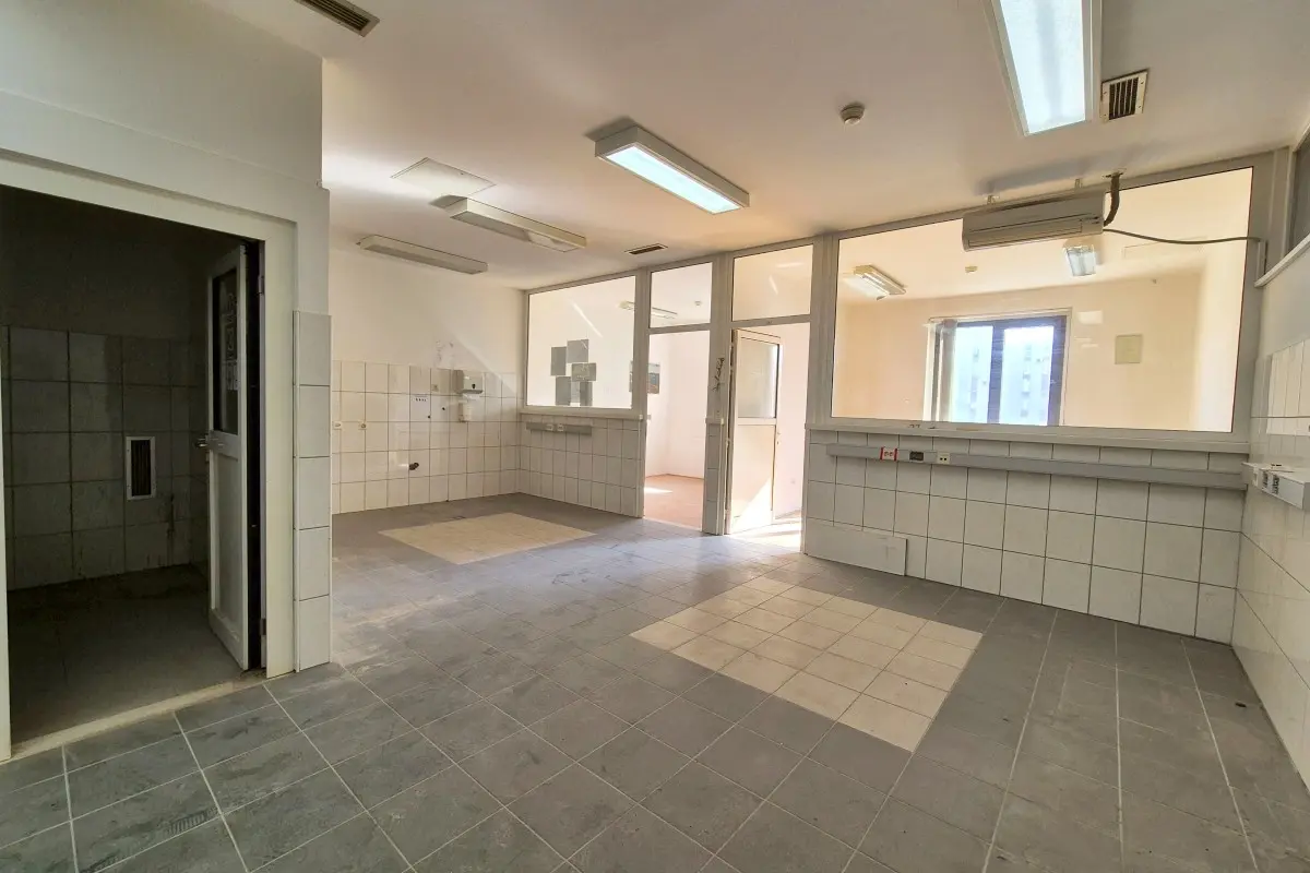 001-2016-681-split-multipurpose-office-space-on-university-campus-for-rent