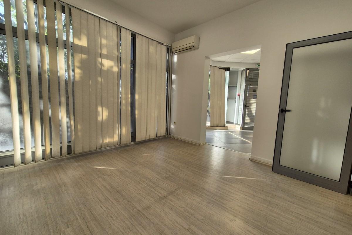 001-2016-682-split-commercial-space-in-attractive-location-for-rent