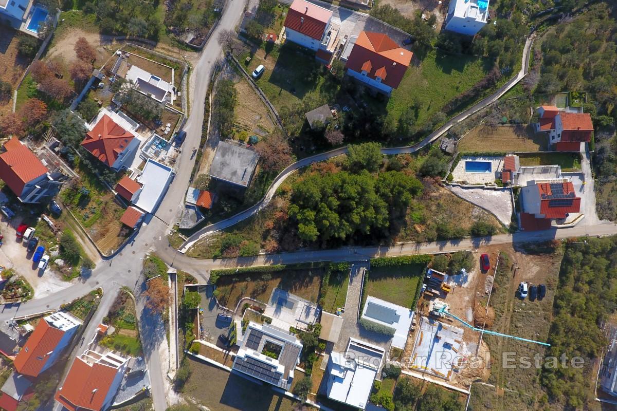 Terreno con progetto per tre ville con piscina