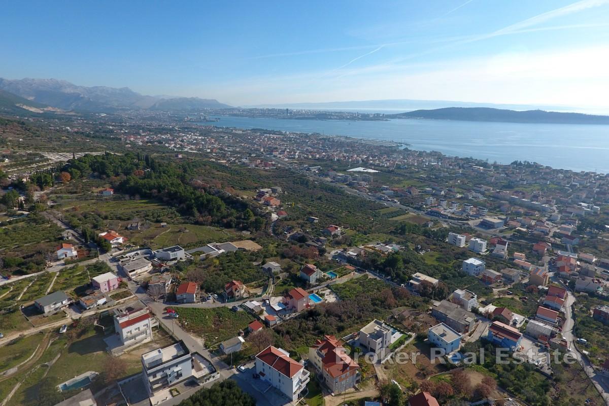 Terreno con progetto per tre ville con piscina