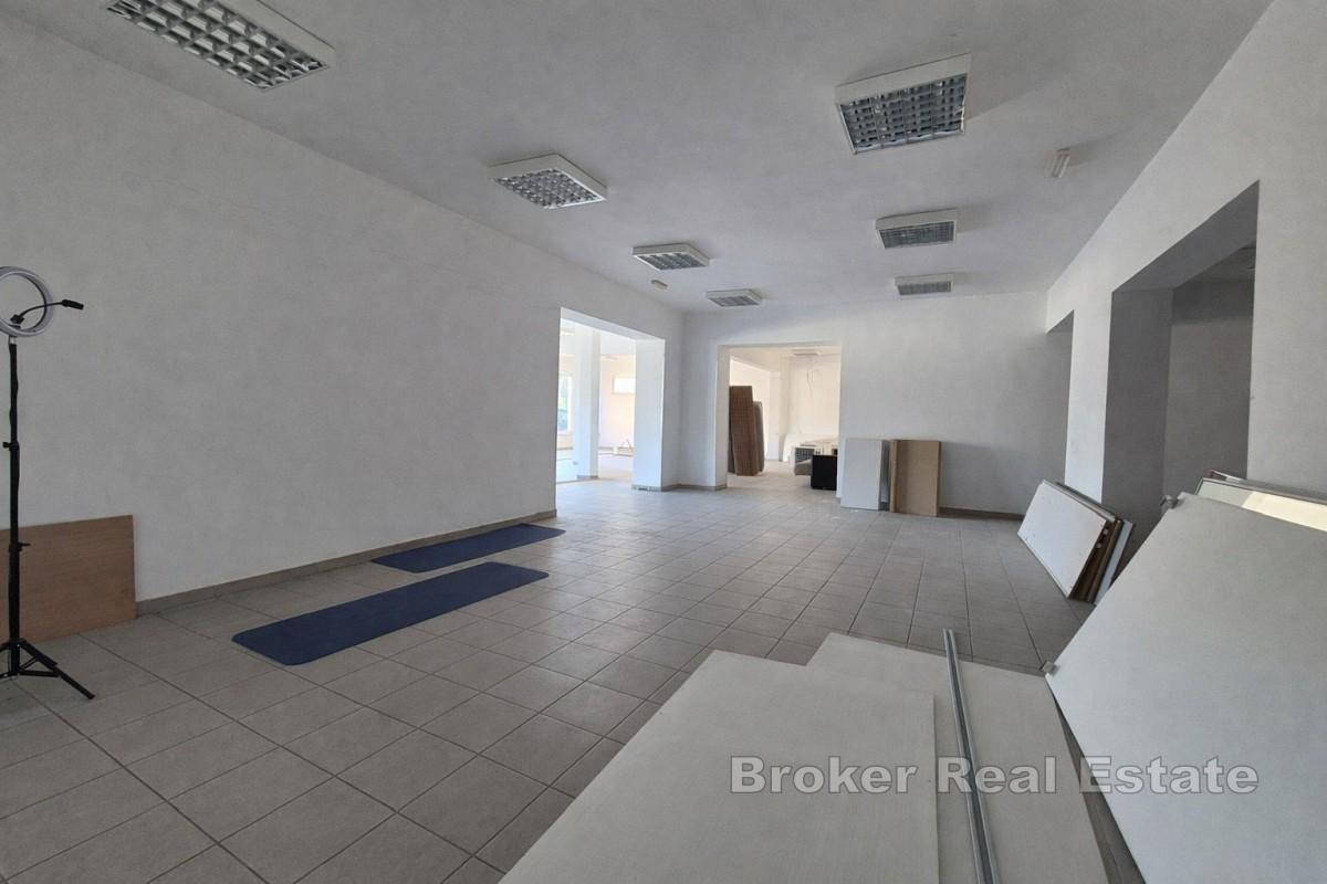 Spazio commerciale in posizione strategica con parcheggio