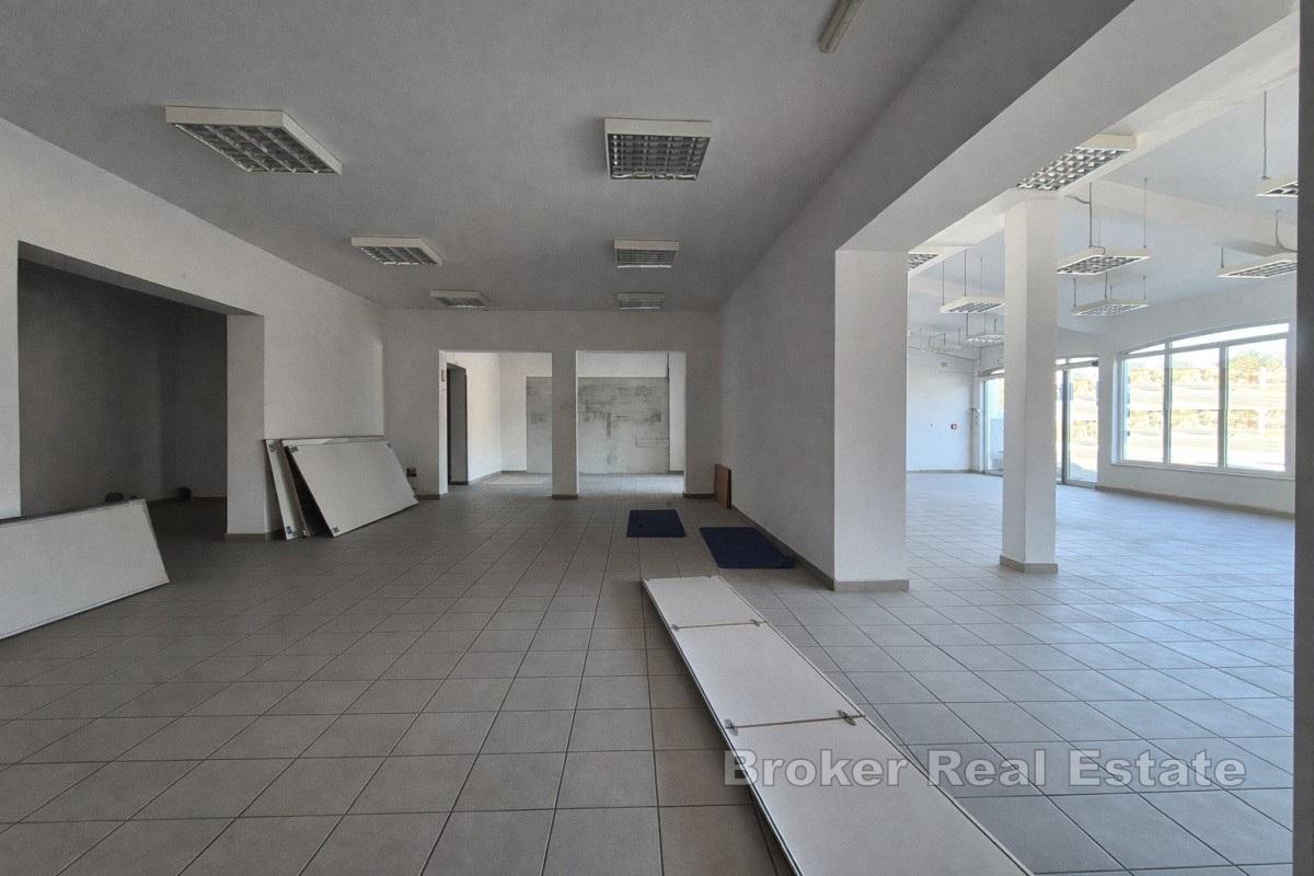 Spazio commerciale in posizione strategica con parcheggio