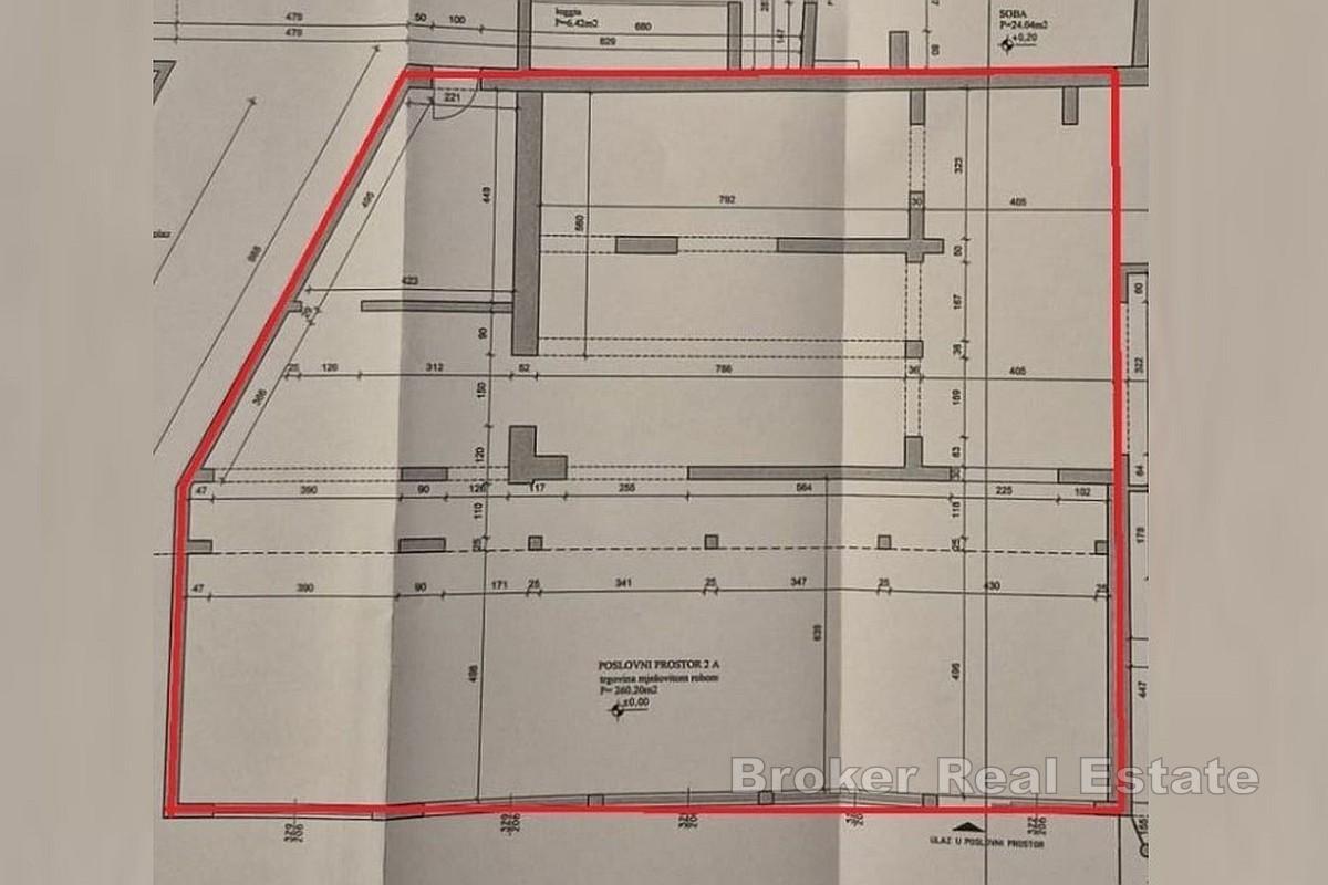 Exzellent gelegene Gewerbefläche mit Parkplatz