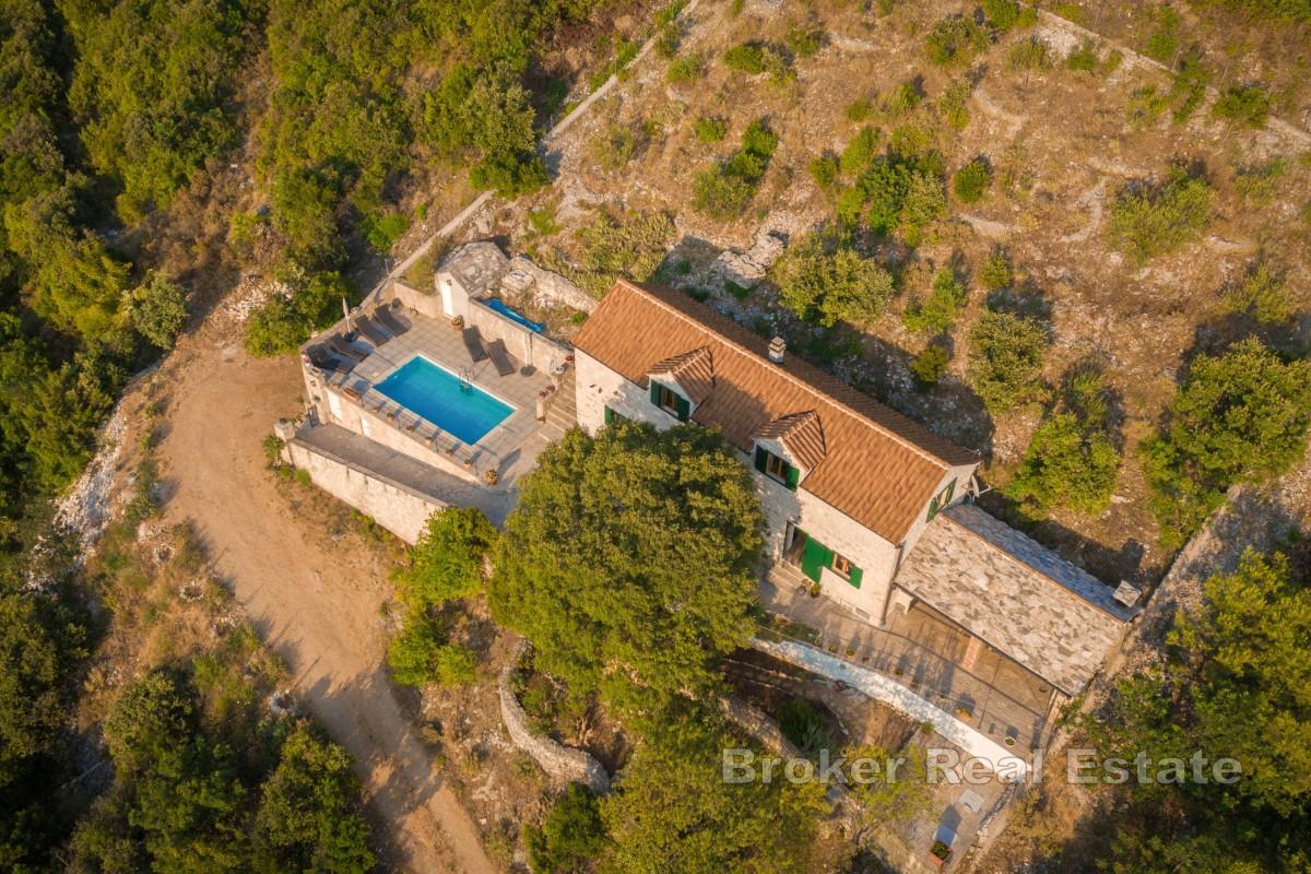 Villa en pierre avec piscine et vue mer