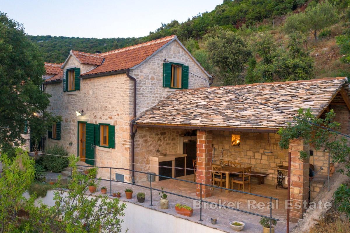 Villa en pierre avec piscine et vue mer