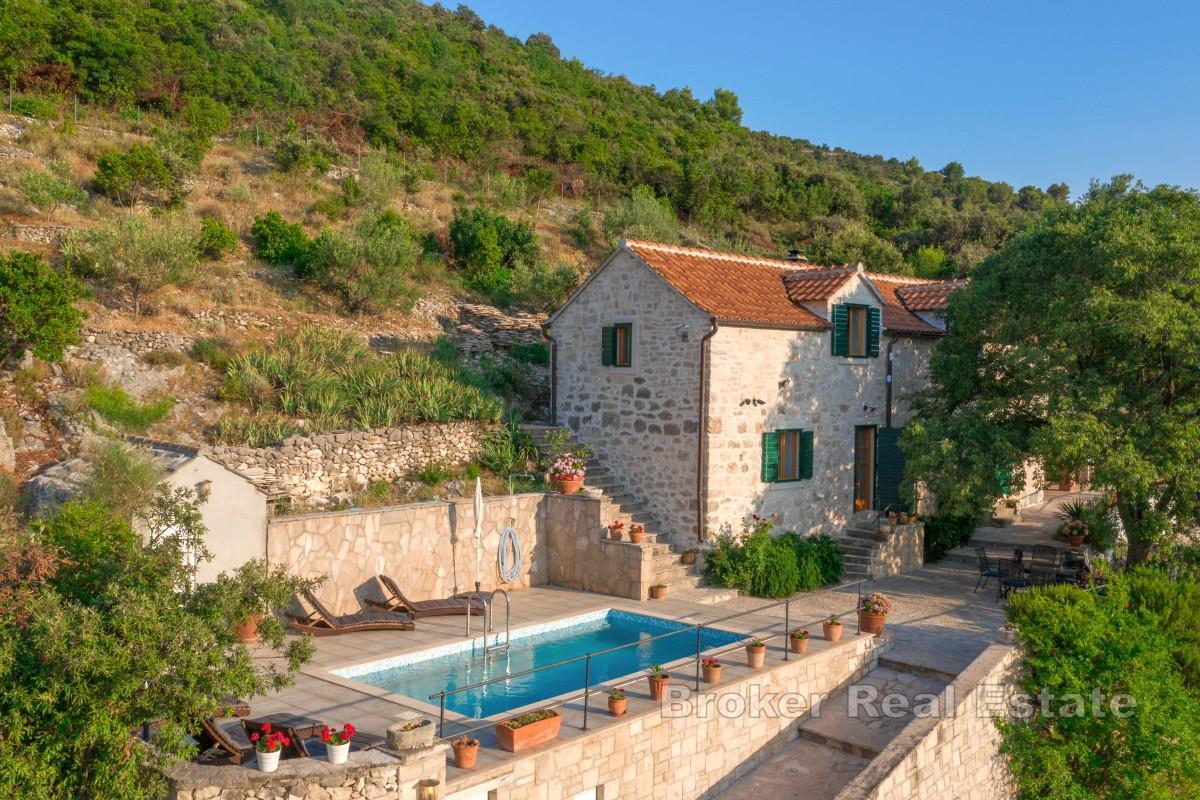 Steinvilla med basseng og havutsikt