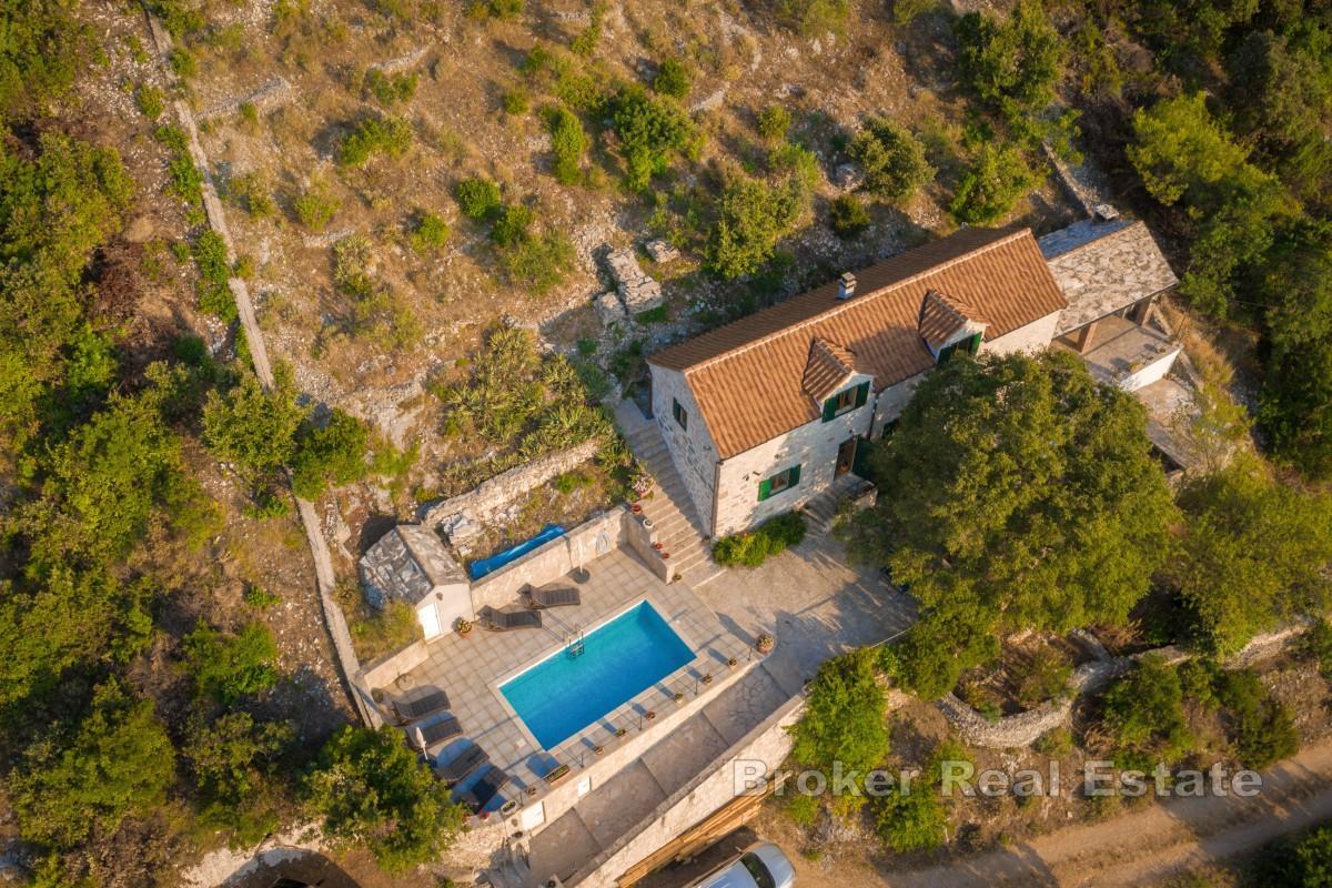 Villa en pierre avec piscine et vue mer