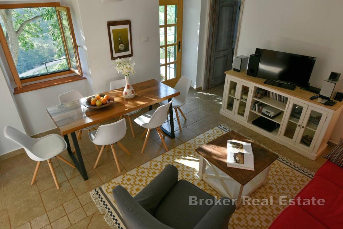 Stenvilla med pool och havsutsikt