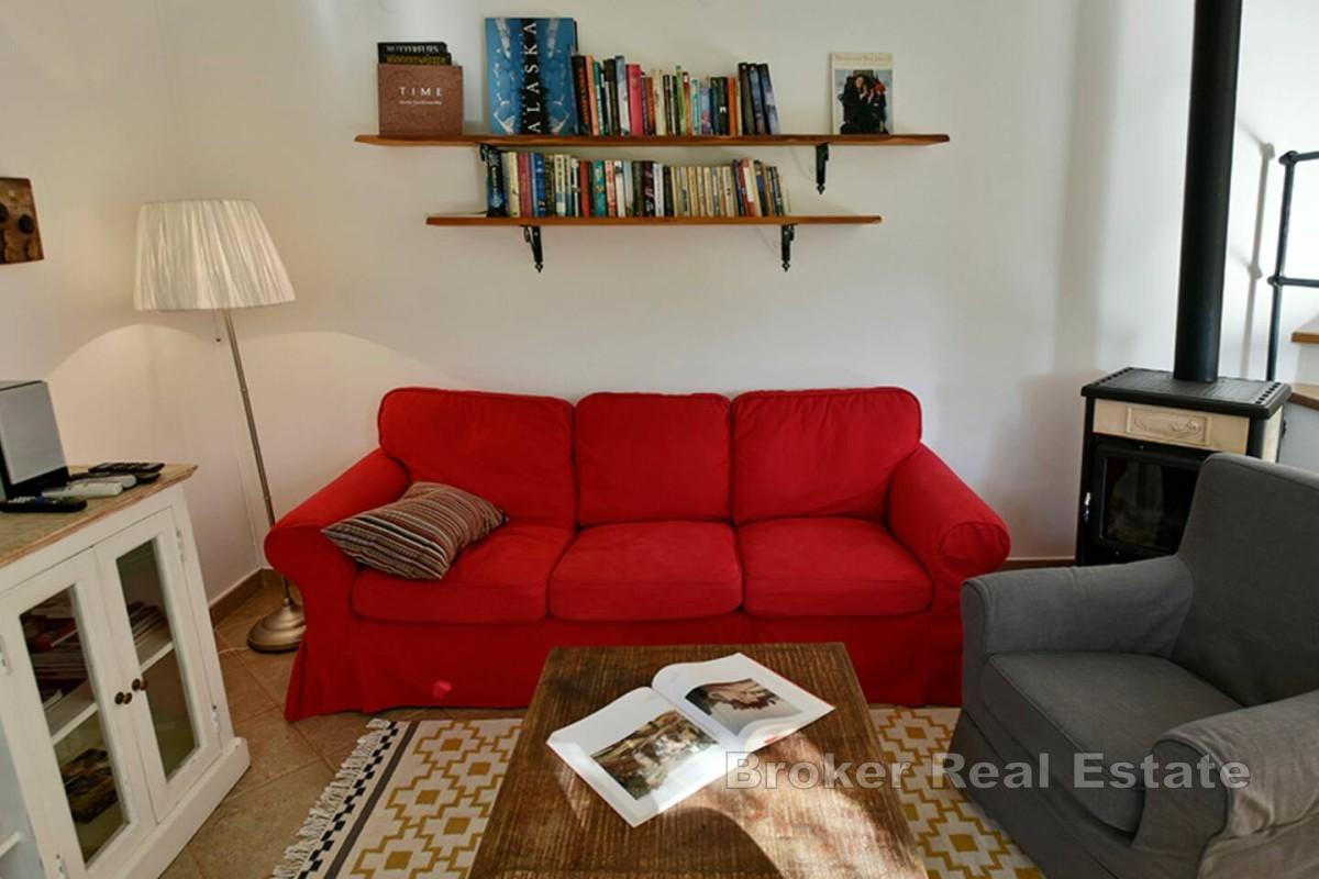 Steinvilla med basseng og havutsikt