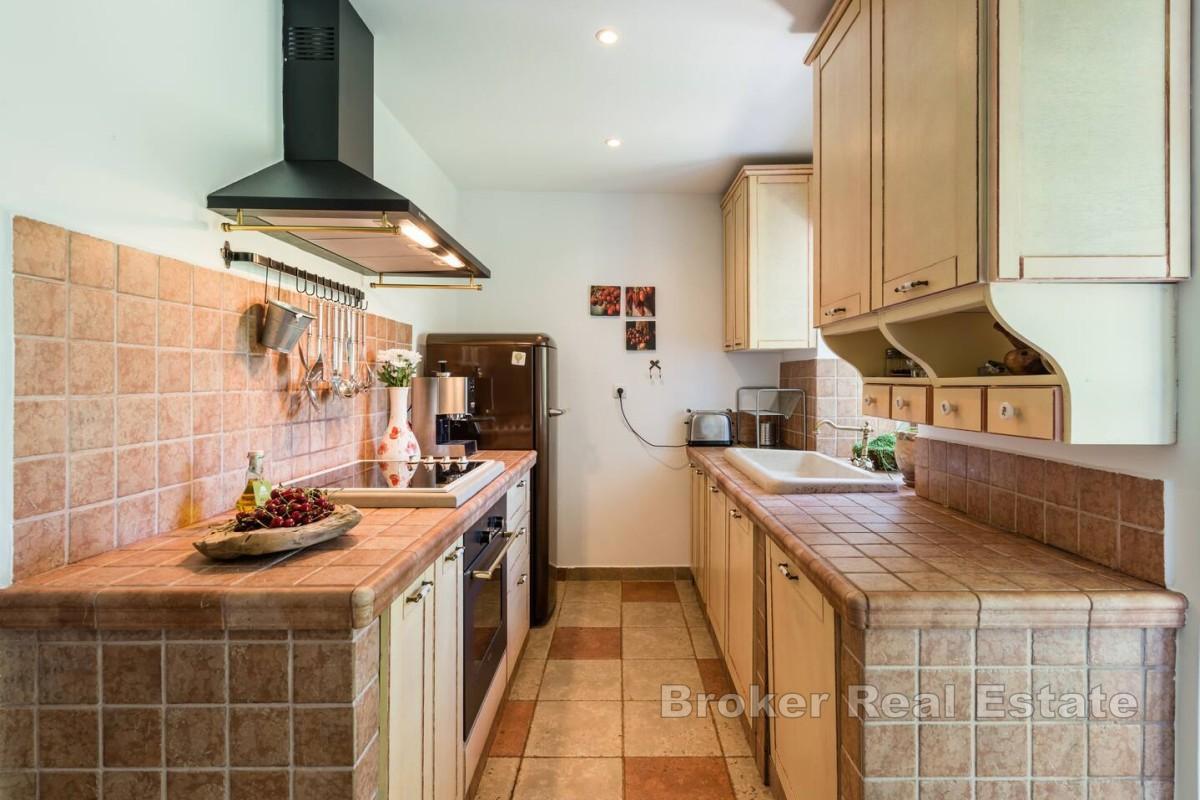 Stenvilla med pool och havsutsikt