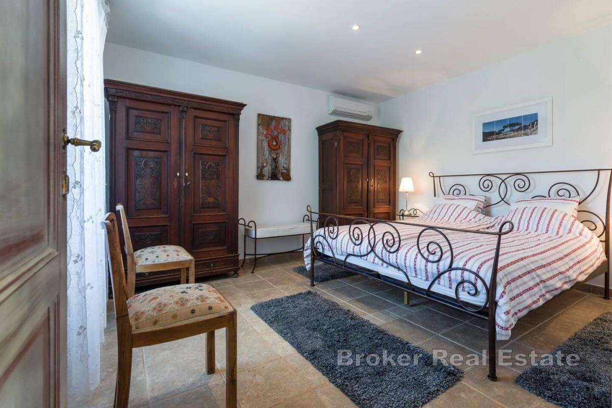 Stenvilla med pool och havsutsikt