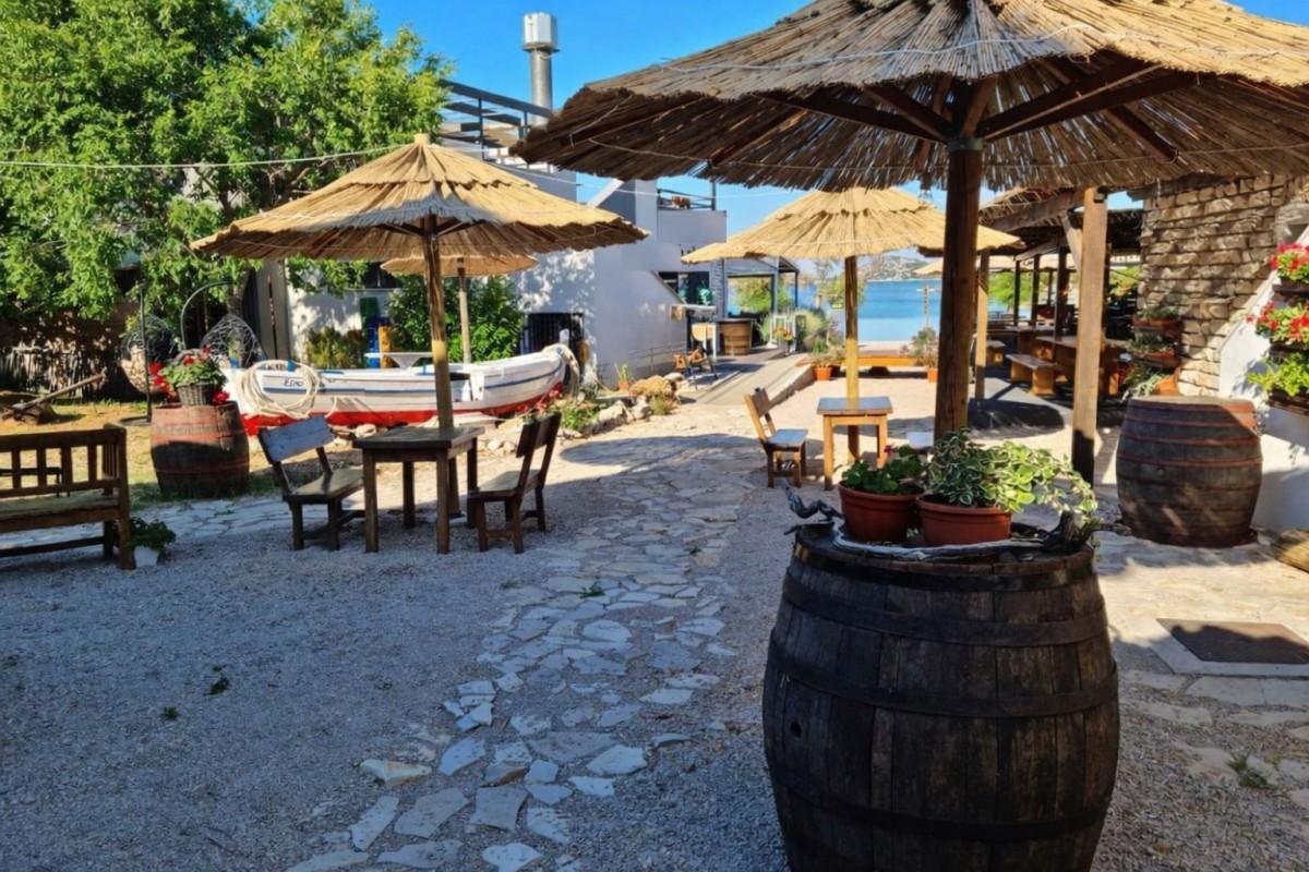 Atraktívny turistický komplex pri mori s kamennými domami