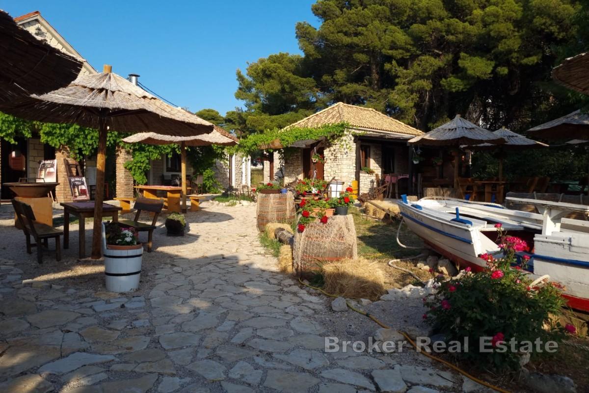 Attraente complesso turistico sul mare con case in pietra