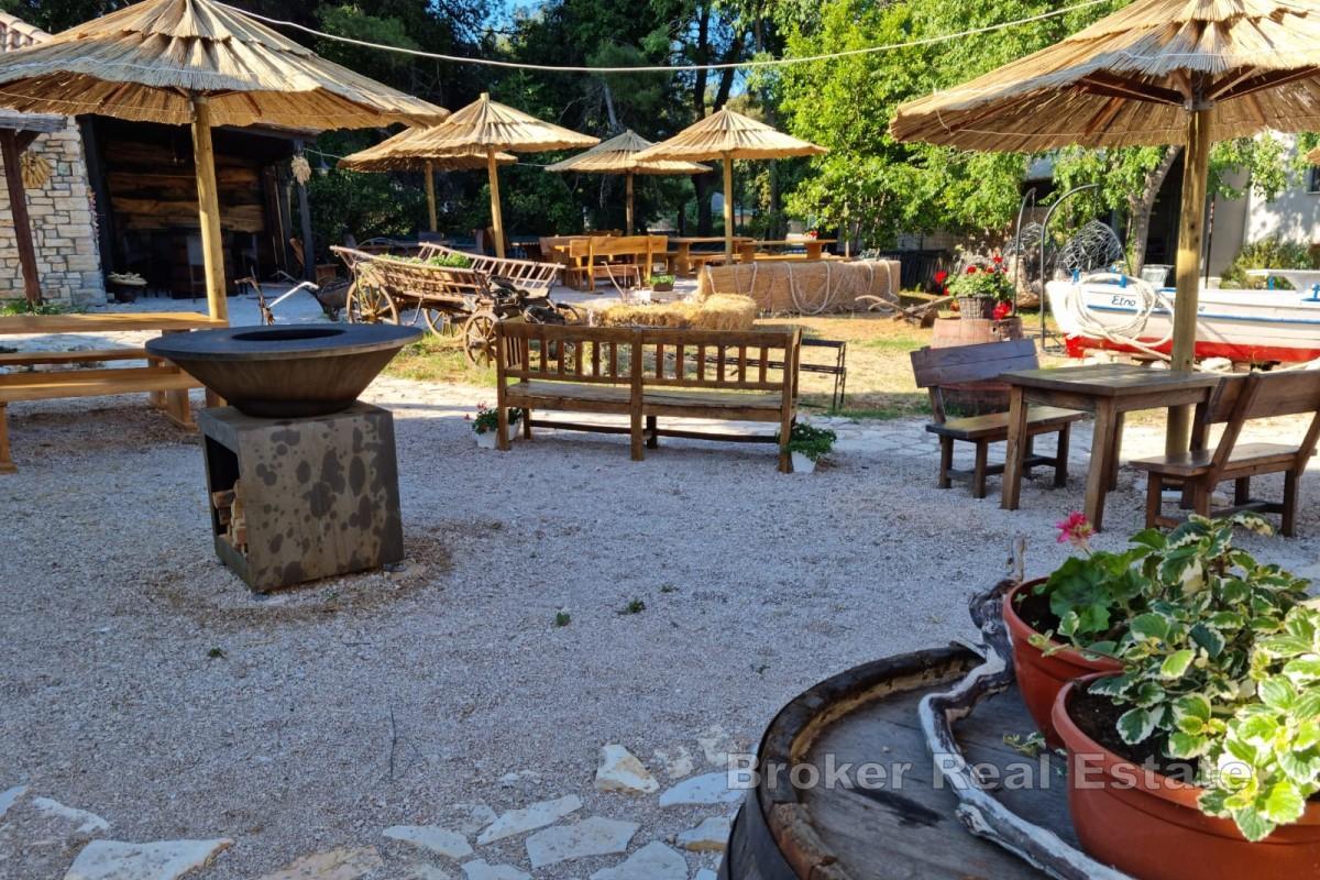 Atraktívny turistický komplex pri mori s kamennými domami