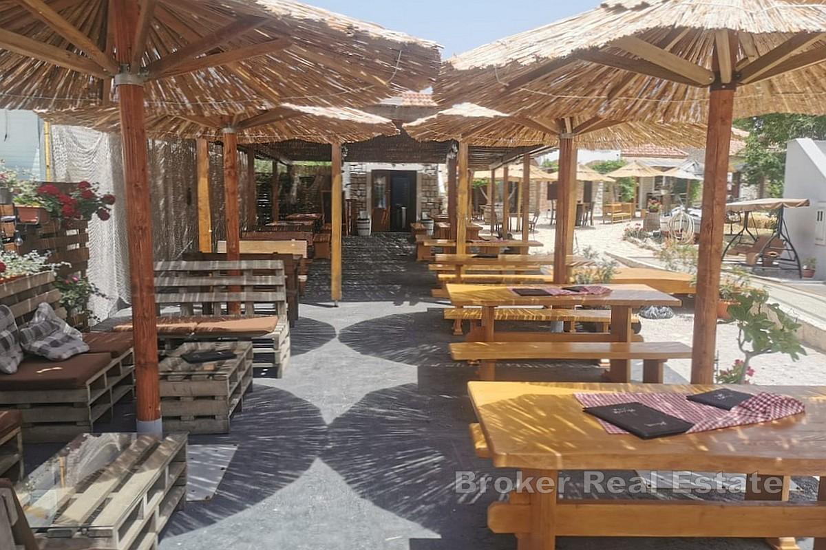 Atraktívny turistický komplex pri mori s kamennými domami