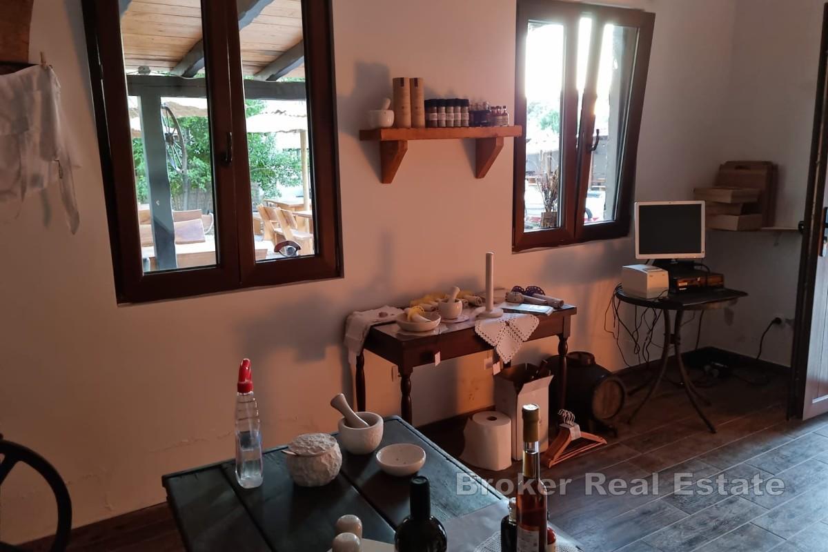 Attraente complesso turistico sul mare con case in pietra