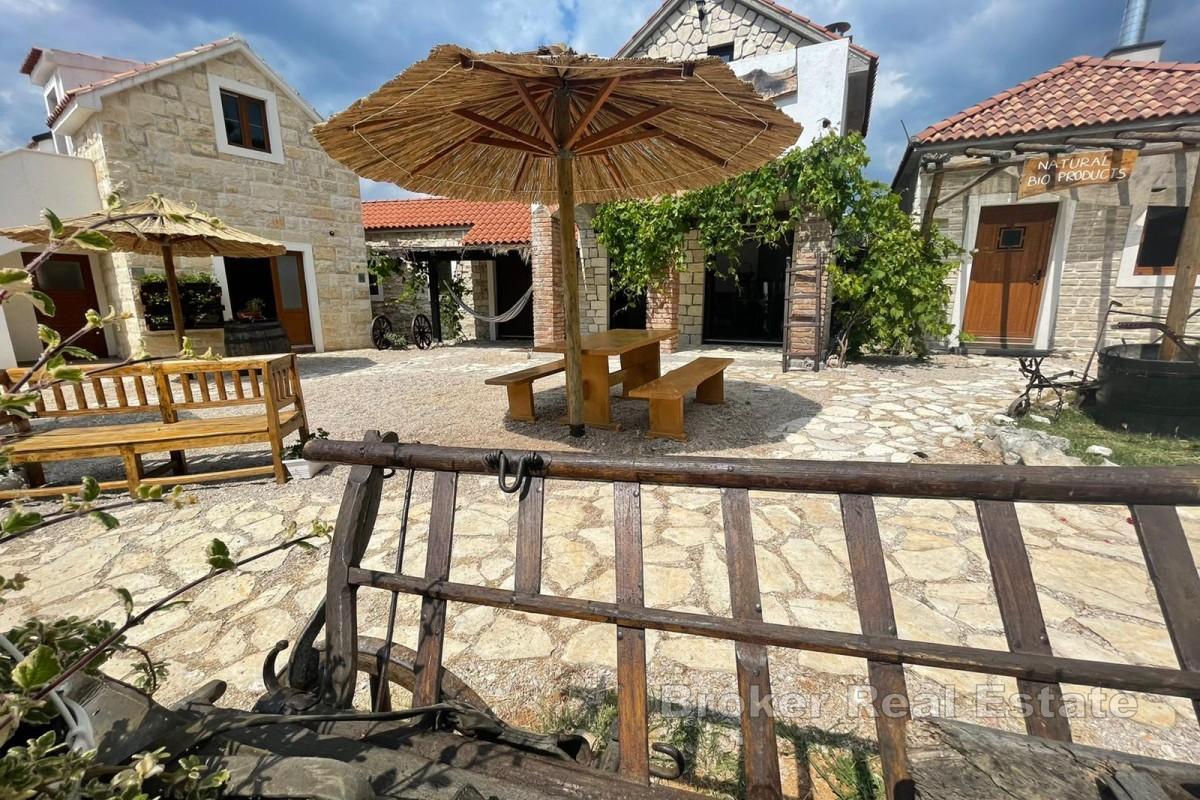 Atraktívny turistický komplex pri mori s kamennými domami