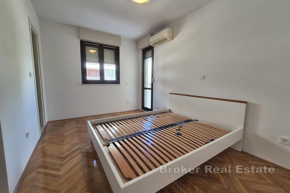 Nieumeblowany apartament z dwiema sypialniami i widokiem oraz miejscem parkingowym w garażu