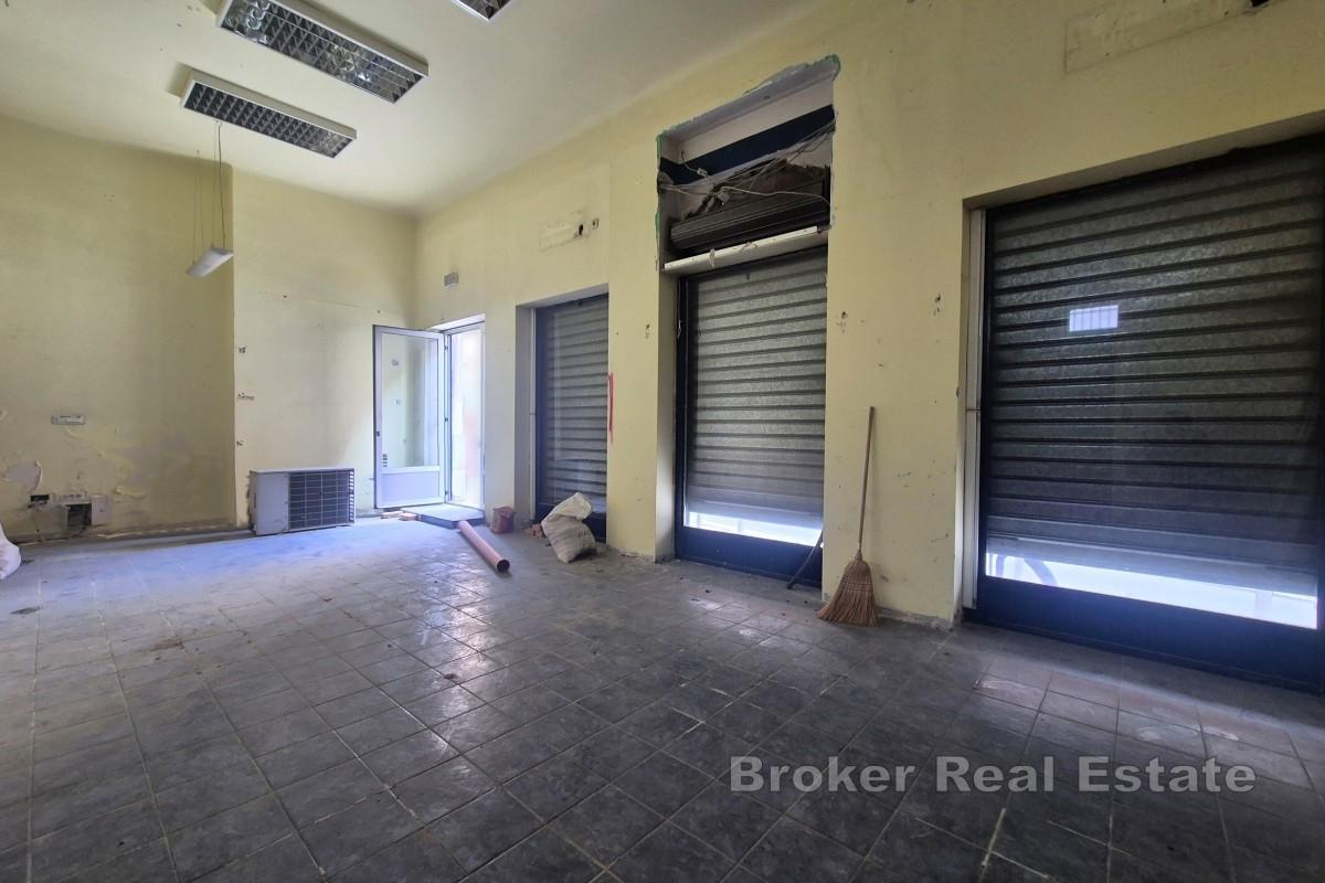 Kommersiella lokaler för renovering i livligt läge