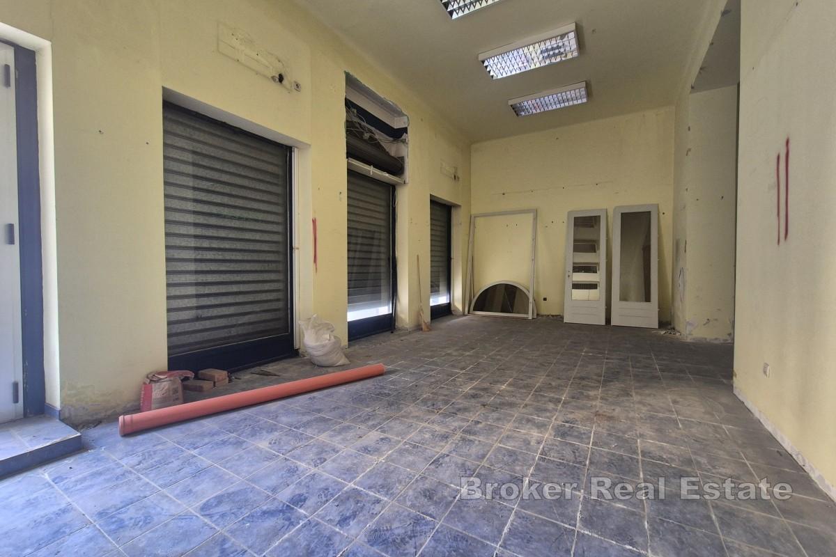 Kommersiella lokaler för renovering i livligt läge