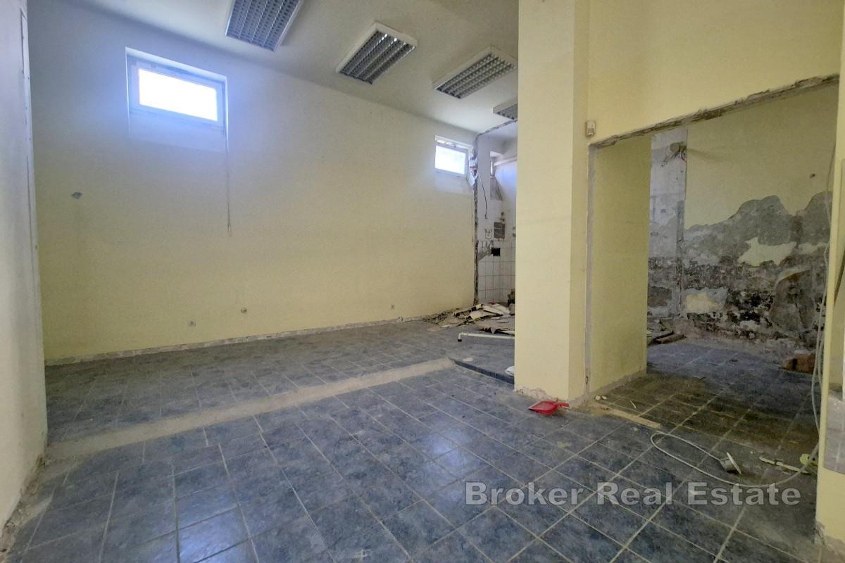 Kommersiella lokaler för renovering i livligt läge