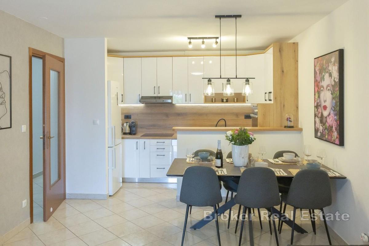Atrakcyjny apartament z dwiema sypialniami i pięknym ogrodem