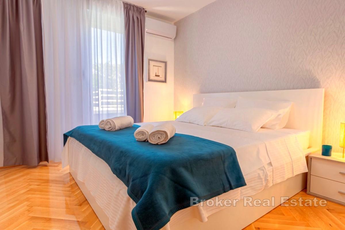 Atrakcyjny apartament z dwiema sypialniami i pięknym ogrodem