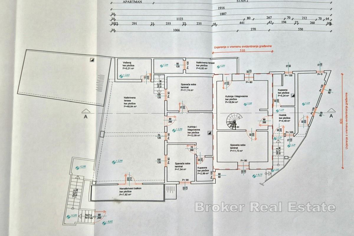 Mehrfamilienhaus mit Garage, Garten und Kamin