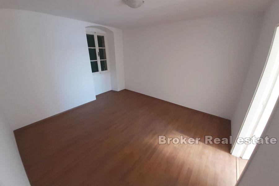 Kastela, dvojpodlažný dom