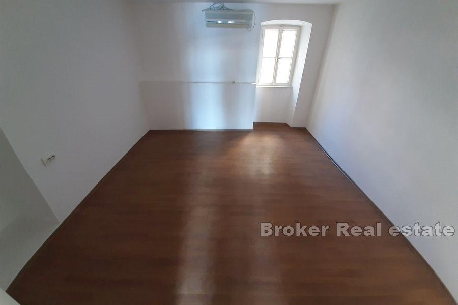 Kastela, dvojpodlažný dom