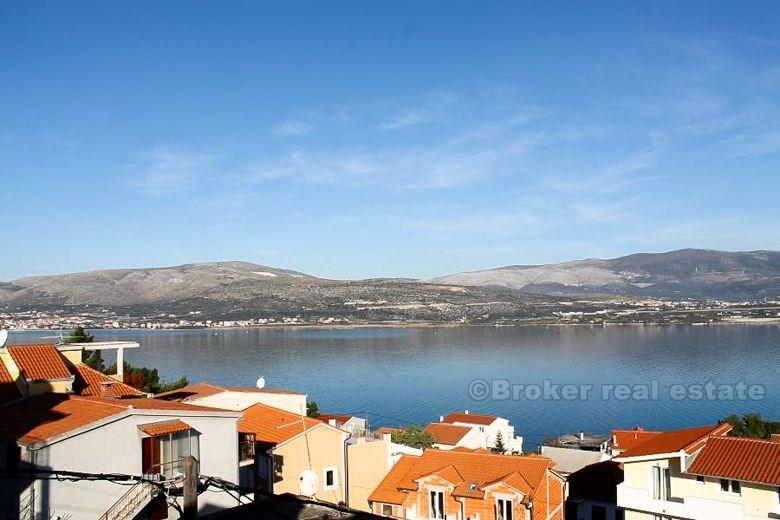 øya Ciovo, en frittliggende to-etasjes hus