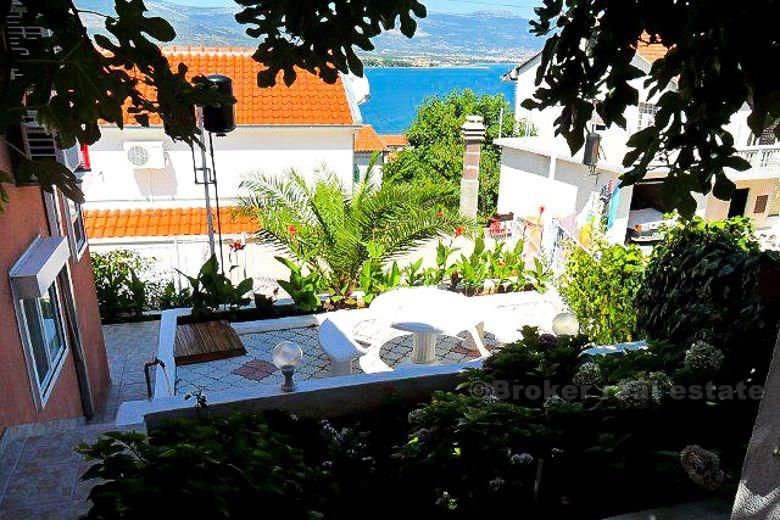 île de Ciovo, une maison individuelle de deux étages